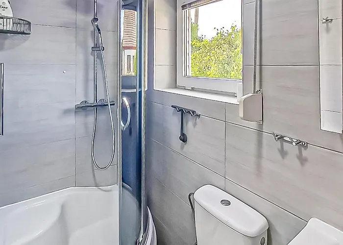 3 Bedroom Awesome In * נובה וארפנו